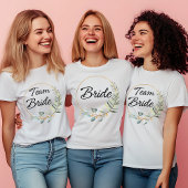 Team Bride - Elegantes Blumendesign T-Shirt