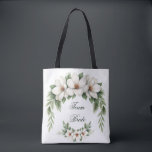 Team Bride Magnolia Winter Wedding Pine Tree Tasche<br><div class="desc">Feiern Sie Ihren besonderen Tag mit dieser zeitlosen und raffinierten Hochzeitsveranstaltung mit zarten, weißen magnolischen Blume, die von üppiger Pinienwälder gerahmt sind. Die botanische Aquarellkunst bringt eine sanfte, romantische Touch mit elegantem, minimalistischem Ambiente. Vollständig anpassbar mit den Namen des Paares, dem Hochzeitstag, dem Veranstaltungsort und den Details. Ideal für Winterhochzeiten,...</div>