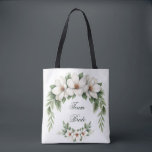 Team Bride Magnolia Winter Wedding Pine Tree Tasche<br><div class="desc">Feiern Sie Ihren besonderen Tag mit dieser zeitlosen und raffinierten Hochzeitsveranstaltung mit zarten, weißen magnolischen Blume, die von üppiger Pinienwälder gerahmt sind. Die botanische Aquarellkunst bringt eine sanfte, romantische Touch mit elegantem, minimalistischem Ambiente. Vollständig anpassbar mit den Namen des Paares, dem Hochzeitstag, dem Veranstaltungsort und den Details. Ideal für Winterhochzeiten,...</div>