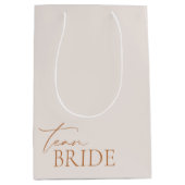 Team Bride Minimalistisch Elegant Bachelorette Mittlere Geschenktüte (Vorderseite)