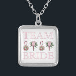 TEAM BRIDE Pink Rose Wedding Bridesmaid Necklace Versilberte Kette<br><div class="desc">Necklace präsentiert eine originelle Marker-Illustration einer Reihe von Hochzeitsszenarien inklusive eines Boutonniere und Rosenbukets,  mit TEAM BRIDE in einem lustigen Schriftart. Eine großartige Brautjungfrau / Brautparty Geschenk!</div>