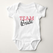 Team Bride Pink Script Baby Strampler (Vorderseite)