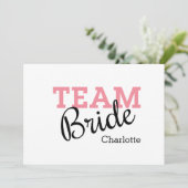 Team Bride Pink Script Einladung (Stehend Vorderseite)