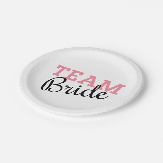 Team Bride Pink Script Pappteller (Schrägansicht)