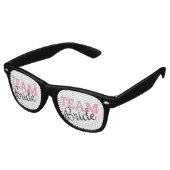 Team Bride Pink Script Sonnenbrille (Schrägansicht)