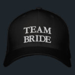 Team Bride Schwarz-Weiß elegante Typografie Bestickte Baseballkappe<br><div class="desc">Team Bride schwarz-weiß elegante Typografie Bräute bestickt Baseball Cap. Erhältlich in vielen Farben und Stilvarianten.</div>