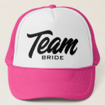 Team Bride Skript-Typografie Hochzeitsfeier Truckerkappe<br><div class="desc">Team Bride Skript Typografie Hochzeit Partei Trucker Hat. Custom rosa Baseballkappe für Braut und Braut. Stilvolles Handschriftendesign für Junggeselinnen-Abschied Spiele und mehr. Erhältlich auch in anderen coolen Farben. Erstellen Sie sie für Ihre Gruppe von Freunden,  Gästen,  Entourage,  Squad,  Crew,  Stamm,  Trauzeugin,  Familienmitglieder etc. Auch für Trauzeugen verfügbar.</div>