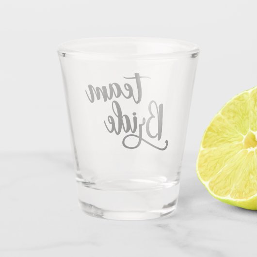 Team Bride Typografie mit Herzen Hochzeit Schnapsglas (Rückseite)