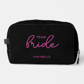 Team Bride Wedding Black and Pink Bachelorette Waschbeutel (Vorderseite)