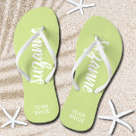 Team Bridge Limone und Personalisierte Flip Flops Badesandalen<br><div class="desc">Grün und Weiß - oder eine beliebige Farbe - kippen Flops personalisiert mit Ihrem Namen und "Teambride" oder einer beliebigen Formulierung, die Sie wählen. Großartige Brautjungfrau, Junggeselinnen-Abschied, Flachschuhe für den Hochzeitsempfang oder ein lustiges Brautparty Gunst. Ändern Sie auch die Farbriemen und das Fußbett! Mehr Farben für Sie in unserem Geschäft...</div>