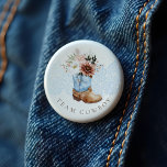 Team Cowboy Western Pink Boot Gender Reveal Button<br><div class="desc">Diese charmanten Cowboy-Buttons sind die perfekte Ergänzung zu Ihrer Cowgirl-Cowgirl-Babydusche, die rustikale Eleganz mit feiner Kunsthandwerk verbindet. Im Mittelpunkt dieses Designs steht unser atemberaubender, handgemalt Western blauer Baby Cowboy Stiefel mit Blumen. Jedes Detail wird sorgfältig gepflegt, um den Charme und die Nostalgie des Wilden Westens zu wecken und so einen...</div>