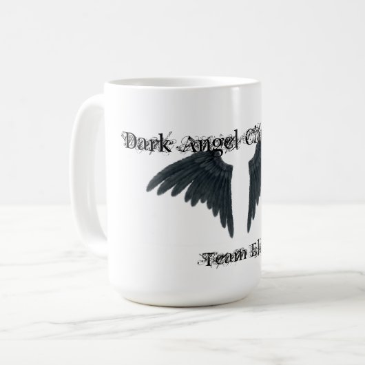 "Team Elis" dunkler Engel zeichnet Tasse auf (Vorderseite Links)