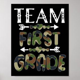 Team Erste Klasse Zurück zur Schule 1. Tag Camo Le Poster