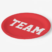 TEAM Fun Sports Athletic White Text On Bright Red Pappteller (Schrägansicht)