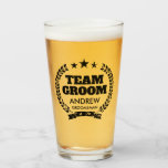 Team Groom Bachelor Party Bierglas für Trauzeugen Glas<br><div class="desc">Team Groom Bachelor Party Bierglas für Trauzeuge. Vintages Lorbeerdesign mit personalisiertem Namen und eigenem Wappen.</div>
