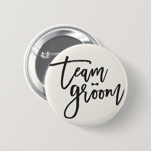 Team Groom Brush Script Bow Krawatte Chic Wedding  Button (Vorne & Hinten)