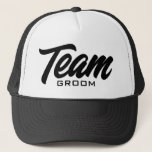 Team Groom Drehbuch Typografie Hochzeitsfeier Truckerkappe<br><div class="desc">Team Groom Skript Typografie Hochzeit Partei Trucker Hat. Maßgeschneiderte schwarz-weiße Baseballkappe für Bräutigam und Trauzeuge. Stilvolles Handschriftendesign für Bachelor-Partyspiele und vieles mehr. Erhältlich auch in anderen coolen Farben. Erstellen Sie sie für Ihre Gruppe von Freunden,  Gästen,  Squad,  Crew,  Trauzeuge etc. Auch für Brautmannschaften verfügbar.</div>