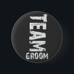 Team Groom Extra großer Grunge Text Button<br><div class="desc">Extra großer "grunge"-aussehender Text lautet: "Team Groom". Dieses Design ist ideal für einen Bachelor Party Ausflug! Vergessen Sie nicht die passenden "Team Bride" Designs. Kopieren und fügen Sie diesen Text in Ihr Browserfenster ein,  um diese Designs anzuzeigen: http://www.zazzle.com/exclusivelyweddings*/gifts?cg=196481553580698855</div>