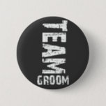 Team Groom Extra großer Grunge Text Button<br><div class="desc">Extra großer "grunge" aussehender Text lautet: "Team Groom". Dieses Design ist ideal für einen Bachelor Party Ausflug! Vergessen Sie nicht die passenden "Team Bride" Designs. Kopieren Sie diesen Text und fügen Sie ihn in Ihr Browserfenster ein,  um diese Designs anzuzeigen: http://www.zazzle.com/exclusivelyweddings*/gifts?cg=196481553580698855</div>