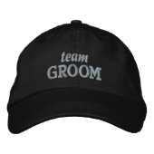 Team Groom Moderne einfache Typografie Hochzeit Bestickte Baseballkappe (Vorderseite)