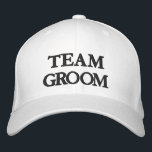 Team Groom Schwarz-Weiß-Hochzeit Bestickte Baseballkappe<br><div class="desc">Team Groom Schwarz-Weiß Hochzeit bestickte Baseballkappe Erhältlich in vielen Farben und Optionen</div>