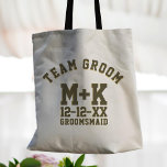 Team Groom Sporty Groomsmaid Wedding Tote Bag Tragetasche<br><div class="desc">Alle Groomsmaid werden ihre besondere Hochzeitsfeier brauchen,  um ihre Hochzeitsgeschenke in Tasche zu setzen. Fügen Sie ihren Namen,  Ihre Initialen und das Hochzeitsdatum hinzu und ließ sie mit Sachen.</div>