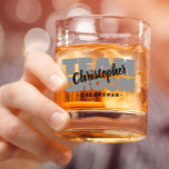 Team Groom Trauzeuge Hochzeitname Schwarzes Graues Whiskyglas<br><div class="desc">Maßgeschneiderte Felsen Whiskey Glas Design für Ihre Bachelor-Party bietet "TEAM GROOM" in fett hellgrau Typ. Passen Sie den Namen des Trauzeugen im transparenten Hintergrund des schwarzen Skripts an. Nachstehend finden Sie den Titel oder den benutzerdefinierten Text. Alle Farben in diesem Design sind im Bereich des Zazzle-Designs anpassbar! Nachricht mit Fragen...</div>