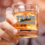 Team Groom Trauzeuge Hochzeitname Schwarzes Graues Whiskyglas<br><div class="desc">Maßgeschneiderte Felsen Whiskey Glas Design für Ihre Bachelor-Party bietet "TEAM GROOM" in fett hellgrau Typ. Passen Sie den Namen des Trauzeugen im transparenten Hintergrund des schwarzen Skripts an. Nachstehend finden Sie den Titel oder den benutzerdefinierten Text. Alle Farben in diesem Design sind im Bereich des Zazzle-Designs anpassbar! Nachricht mit Fragen...</div>