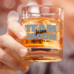Team Groom zu sein Hochzeitname Schwarz Graue Ange Whiskyglas<br><div class="desc">Maßgeschneiderte Felsen Whiskey Glas Design für Ihre Bachelor-Party bietet "TEAM GROOM" in fett hellgrau Typ. Passen Sie Groom an, um den Namen in knackigem schwarzen Skript transparenter Hintergrund zu sein. Nachstehend finden Sie den Titel oder den benutzerdefinierten Text. Alle Farben in diesem Design sind im Bereich des Zazzle-Designs anpassbar! Nachricht...</div>