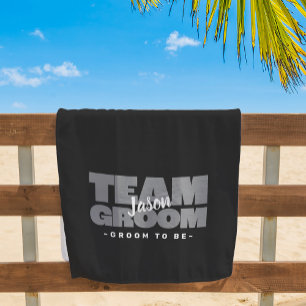 Team Groom zu sein Name Hochzeit Coole Retro Black Strandtuch