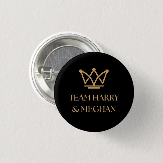 TEAM HARRY & MEGHAN MIT GOLD CROWN BUTTON (Vorne & Hinten)