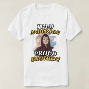 Team [Nachname] Stolzer Bruder Abschlussfoto T-Shirt
