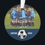Team-Nummer für benutzerdefinierte Soccer-Fotocoll Ornament<br><div class="desc">Diese individuelle Collage aus dem Fußball-Foto beinhaltet Ihre hochgeladenen Fußball-Fotos, einen Schwarz-Weiß-Fußball und den Namen, den Teamnamen und die Nummer Ihres Spielers (oder Coachs). Alle Sets mit farbenfrohen Hintergrundfarben, die an Ihre Teamfarben angepasst werden können. Klicken Sie auf Anpassen und dann auf den kleinen Augentropfen. Das Design ist perfekt, um...</div>