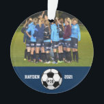 Team-Nummer für benutzerdefinierte Soccer-Fotocoll Ornament<br><div class="desc">Diese individuelle Collage aus dem Fußball-Foto beinhaltet Ihre hochgeladenen Fußball-Fotos, einen Schwarz-Weiß-Fußball und den Namen, den Teamnamen und die Nummer Ihres Spielers (oder Coachs). Alle Sets mit farbenfrohen Hintergrundfarben, die an Ihre Teamfarben angepasst werden können. Klicken Sie auf Anpassen und dann auf den kleinen Augentropfen. Das Design ist perfekt, um...</div>