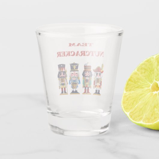 Team     NutcrackerApron Schnapsglas (Rückseite)