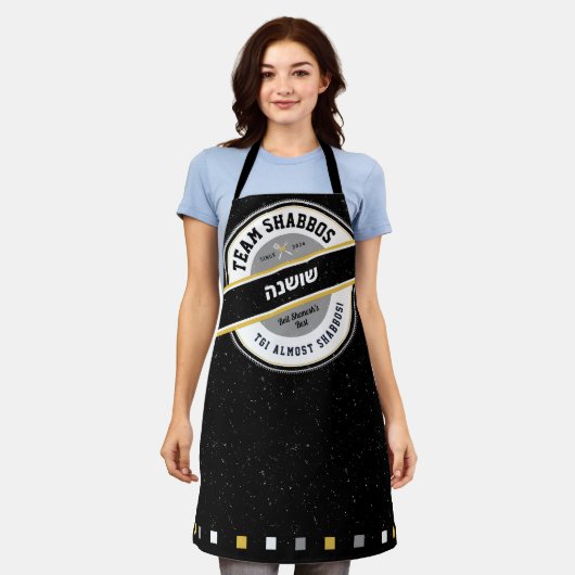 Team Shabbos HIS/HERS-Schürze auf Schwarz mit Hebr Schürze (Getragen)