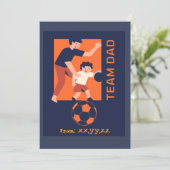 Team-Vater spielen Fußball individuell Feiertagskarte (Stehend Vorderseite)