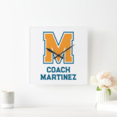Teamfarben Monogramm Name Quadratische Wanduhr (Zuhause)