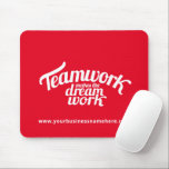 Teamwork macht die Traumwebsite rot Mousepad<br><div class="desc">Teamwork macht den Traum rot und weiß, das Webseitenmauspad. Mit diesen motivierend Zitat-Mausknöpfen behalt dein Team oder dich selbst auf den Job konzentriert. Das Readteamwork lässt den Traum funktionieren. Fügen Sie Ihre eigenen Website-Details hinzu. Die Hintergrundfarbe kann bei Bedarf auch auf Ihre eigene Geschäftsfarbe geändert werden. Von Sarah Trett für...</div>