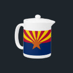 Teapot auf der Staatsflagge von Arizona<br><div class="desc">Mit unserer exklusiven Teekanne unter der Flagge von Arizona können Sie Ihre Teezeit mit einer Touch Arizona-Stolz steigern! Dieser Teekessel mit viel Liebe zum Detail ist mehr als nur ein Gefäß für Ihre Lieblingsbrauen; er ist eine Feier des Erbes und des kulturellen Stolzes von Arizona. Das Design zeigt den ikonischen...</div>