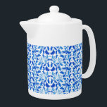 Teapot-Blue Tile<br><div class="desc">Dieser Teekessel ist in Weiß mit einem hübschen Imitat in blauen Kacheln gedruckt. Mittlere Größe angezeigt. Passen Sie dieses Objekt an oder kaufen Sie, wie es ist. Stock Print freepik.com</div>