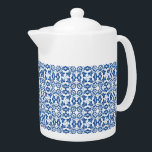 Teapot-Blue Tile<br><div class="desc">Dieser Teekessel ist in Weiß mit einem hübschen Imitat in blauen Kacheln gedruckt. Mittlere Größe angezeigt. Passen Sie dieses Objekt an oder kaufen Sie, wie es ist. Stock Print freepik.com</div>