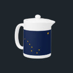 Teapot-Staat Alaska<br><div class="desc">Fügen Sie Ihrer Teezeit eine Touch Alaskan Stolz hinzu mit unserem exklusiven Teekessel mit der Flagge von Alaska! Dieser Teekessel mit viel Liebe zum Detail ist mehr als nur ein funktioneller Gegenstand, er ist eine Feier des Alaskan-Erbes und des kulturellen Stolzes. Das Design zeigt das ikonische Big Dipper- und North...</div>