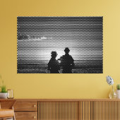 Tech White & Black Halftone Effect Couple on Beach Leinwanddruck (Insitu (Wohnzimmer))
