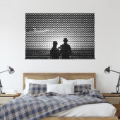 Tech White & Black Halftone Effect Couple on Beach Leinwanddruck (Insitu (Schlafzimmer))
