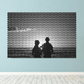 Tech White & Black Halftone Effect Couple on Beach Leinwanddruck (Insitu (Holzboden))
