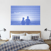 Tech White&Blue Halftone Effekt Couple on Beach Leinwanddruck (Insitu (Schlafzimmer))