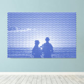 Tech White&Blue Halftone Effekt Couple on Beach Leinwanddruck (Insitu (Holzboden))