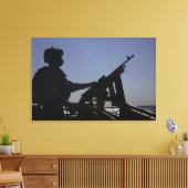 Techniker bemannt ein Maschinengewehr M240 im Irak Leinwanddruck (Insitu (Wohnzimmer))