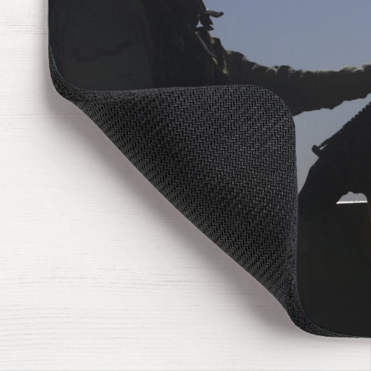 Techniker bemannt ein Maschinengewehr M240 im Irak Mousepad (Ecke)